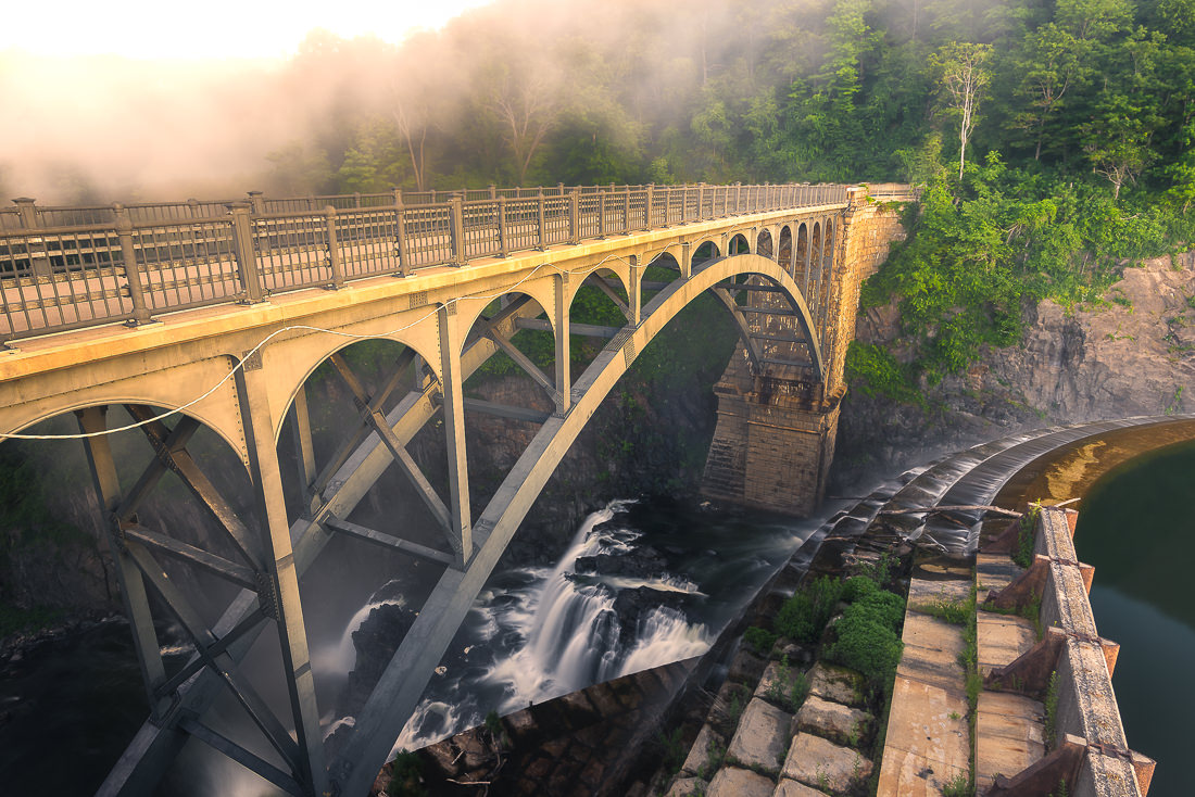 I decided to go out to the platform area and shoot back towards the Bridgeway and then that's when I noticed the mist/fog building up more. Having exhausted the top, I figured it was light enough to explore shooting the dam from below so we left and drove down to the park proper. 