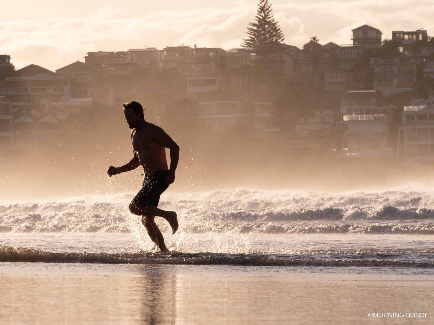 Low-tide goodness.

What a stunning morning! 

Today was all about the low-tide gold reflection. It was just the perfect conditions for photos. The problem, only a few people out including two metal hunters. 

I was with fellow Frenchy @dianeperreau 