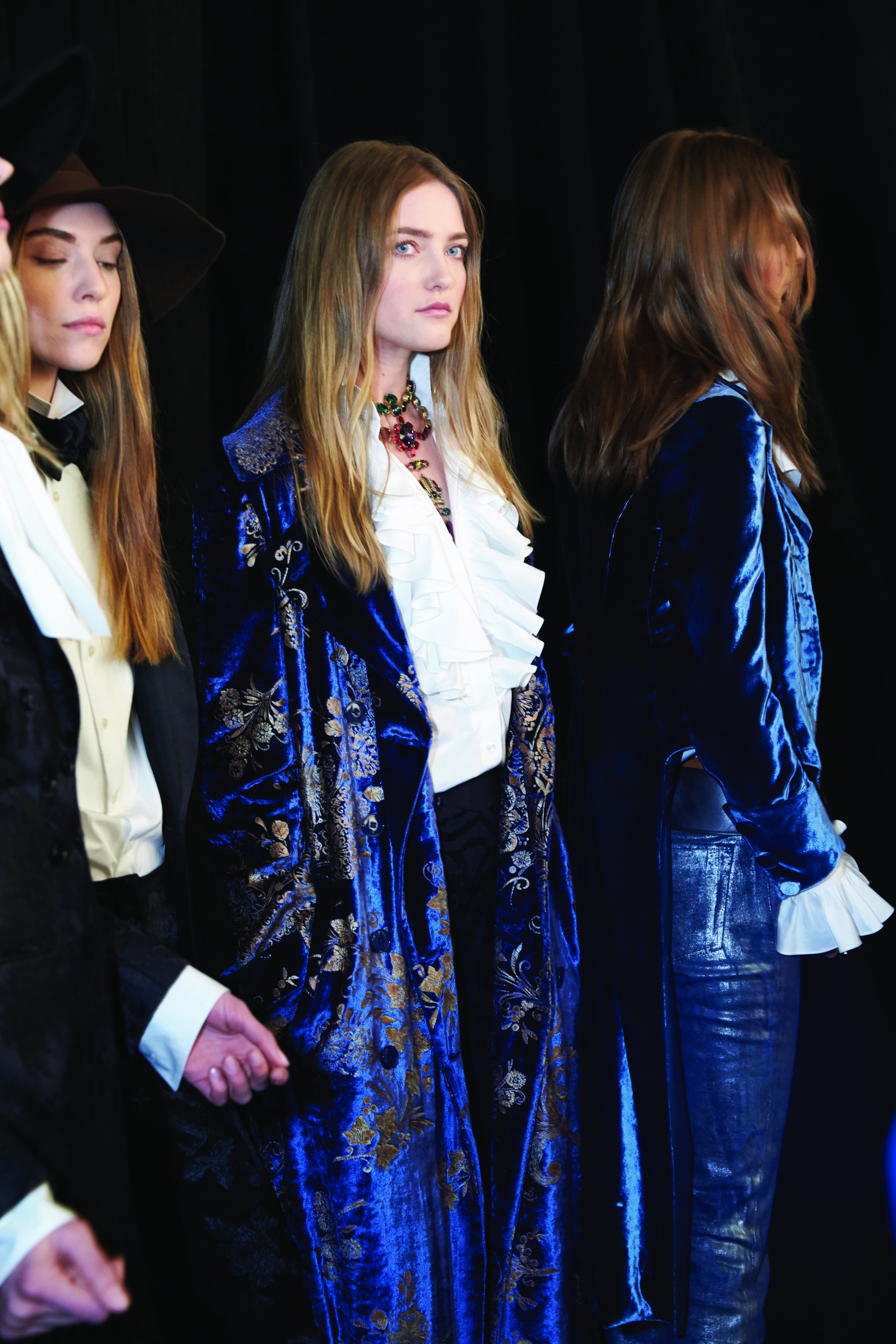 Blue... royal blue with all that victorian air. LOVE IT // Aire victoriano, azules, vinos y colores sobrios... ¿no les encanta este saco largo?