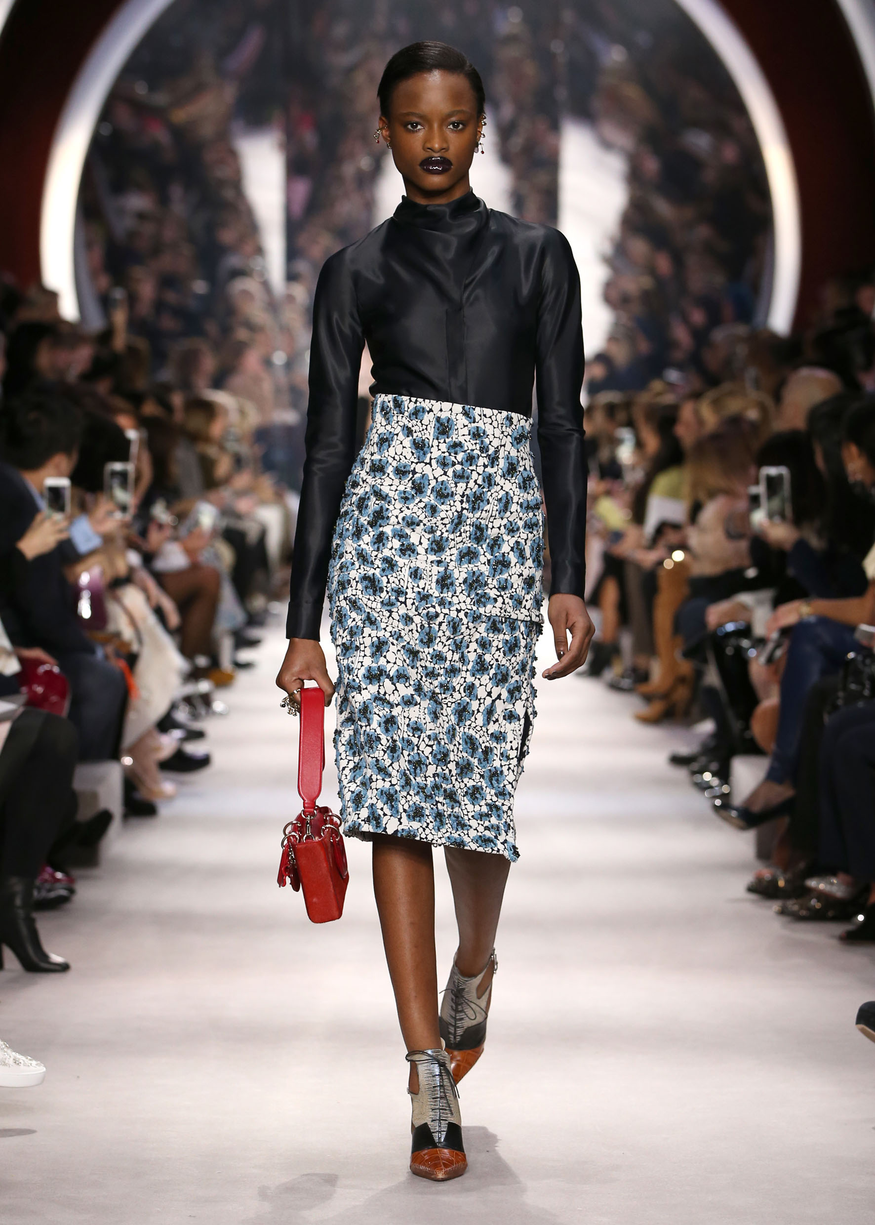 Who doesn't love an amazing skirt with a killer shirt? // Me encanta, siempre me ha encantado la combinación de falda alta con camisa... y esta está pero preciosa =)