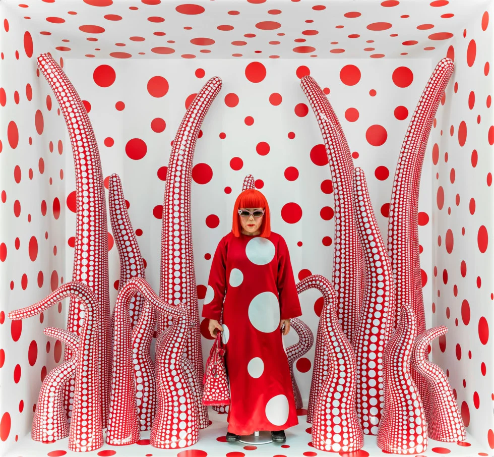 kusama-yayoi-_louis-vuitton-shop-window-display-with-tentacles_2012-2015_1500x1386-980x906.jpg