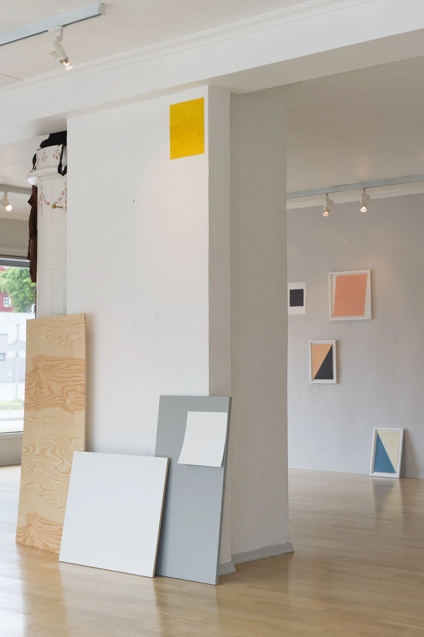 La det / Let it Installation, detail Plywood, laminated chipboard, painted wood, drawings (color pencil on paper)