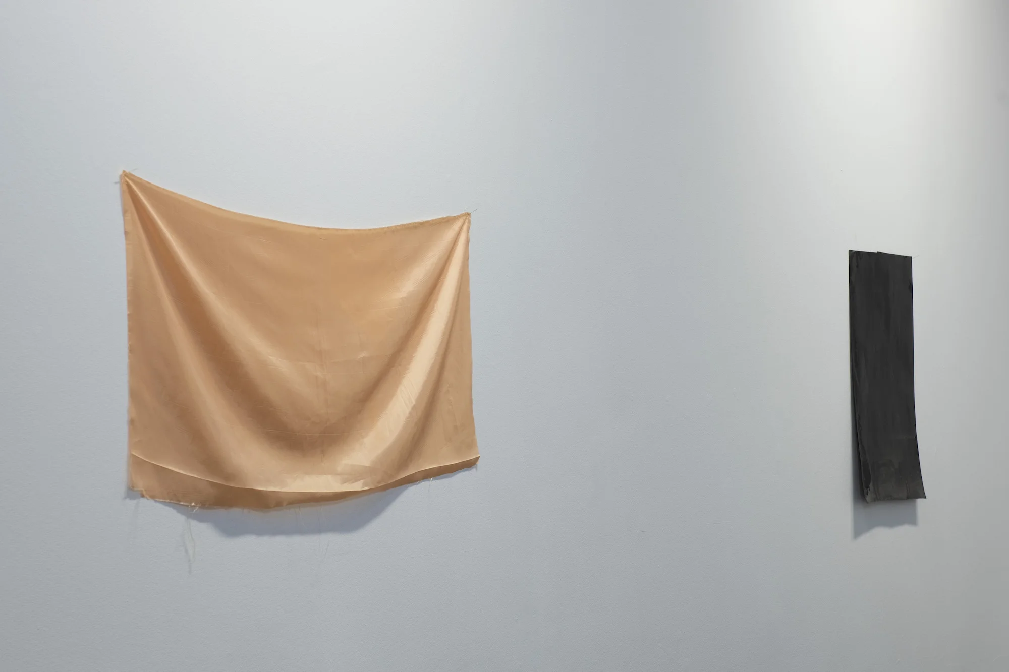 Incandecent Horizon , 2015 Textile, 52x104 cm Materien VI , 2016 Ink on paper, 67,3x48 cm