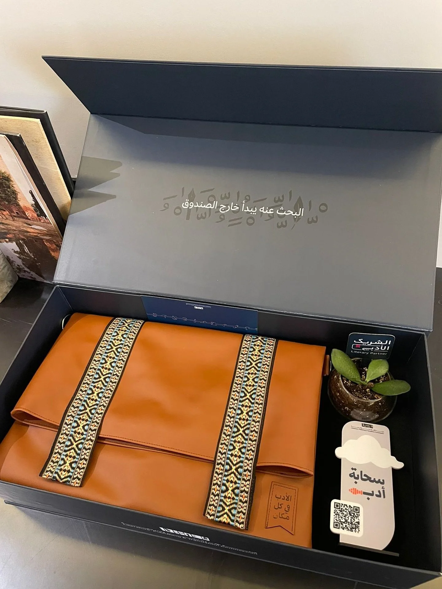 ⁨	⁨	في عالمٍ تمضي فيه الأيام مسرعة، يأتينا الأدب كرفيق يربّت على أكتافنا، ويضيء زوايا الحياة.

شكرًا للقائمين على مبادرة &ldquo;الشريك الأدبي&quot; و&quot;الأدب في كل مكان&rdquo;  في هيئة الأدب والنشر والترجمة على هذا التقدير، والذي يأتي من إيمانهم ب