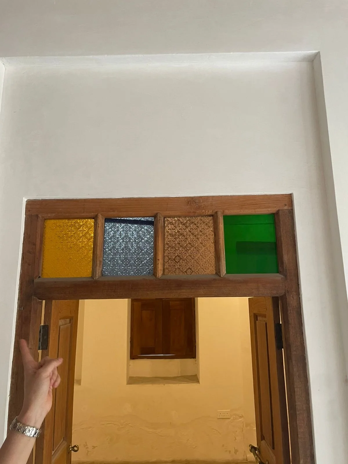 ⁨عمل فني متحرك Animated artwork 
@nawaftamim 

لفت انتباهنا أثناء استكشافنا للنمط المعماري وعناصر التصميم 
في مدينة المحرق، نمط تصميمي متكرر في نسيجها. فاستلهمنا منه ووثقناه لنشاركه مع صديقنا نواف تميم، الذي حوّله إلى عمل فيديو فني معاصر. 

ظهر هذا ا