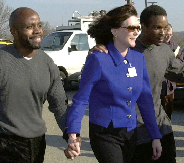 Zellner leaves the Stateville Correctional Center in Crest Hill with clients Omar Saunders (left) and Larry Ollins in 2001. Two members of the wrongly convicted “Roscetti 4,” they were released after DNA evidence showed they did not commit the 1986 kidnapping, rape and murder they were imprisoned for. Photo by Associated Press/Stephen J. Carrera.