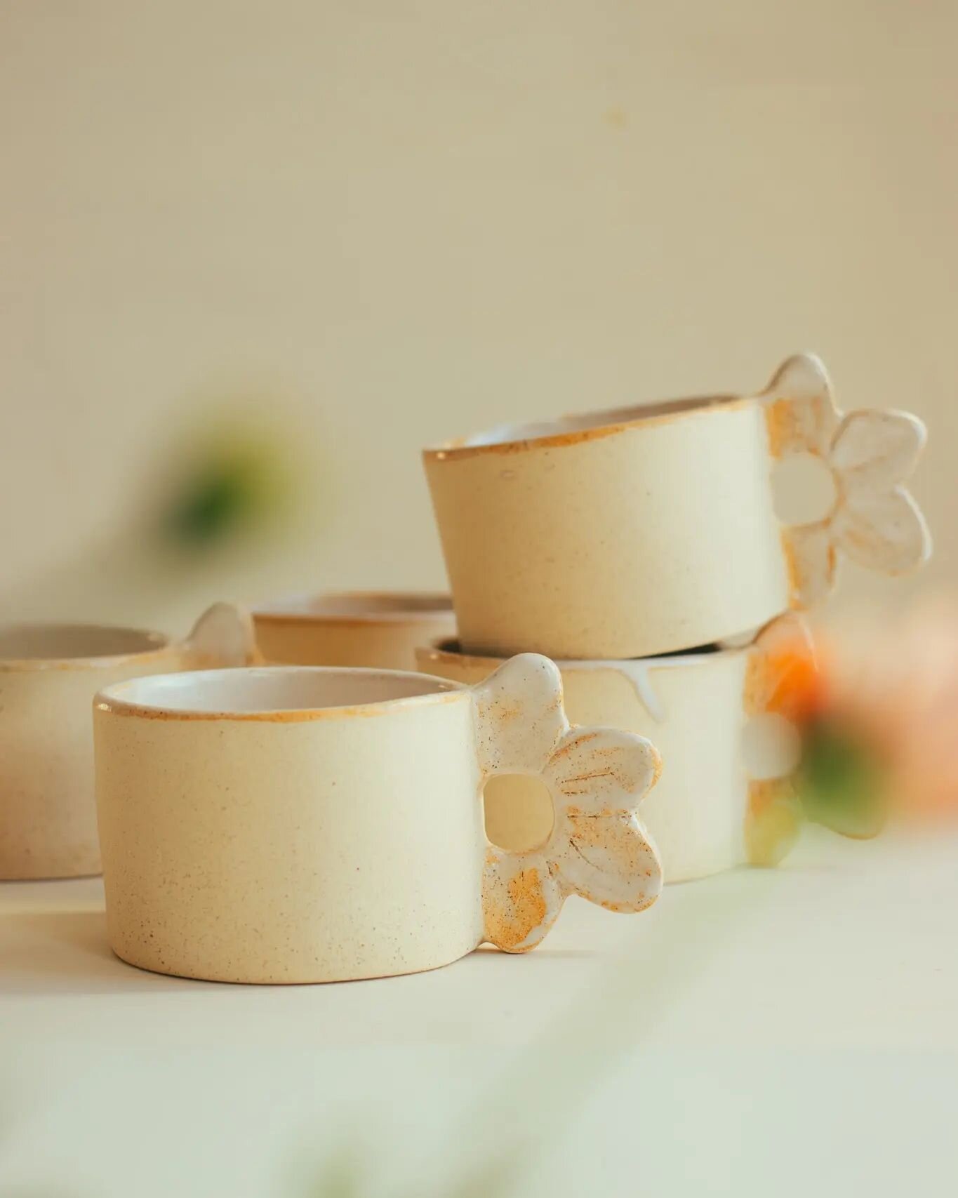La taza flor 🌸 ya est&aacute; a la venta en la tienda online 

#madrigueraworkshop #ceramicsbymadriguera #pottery #potterystudio
