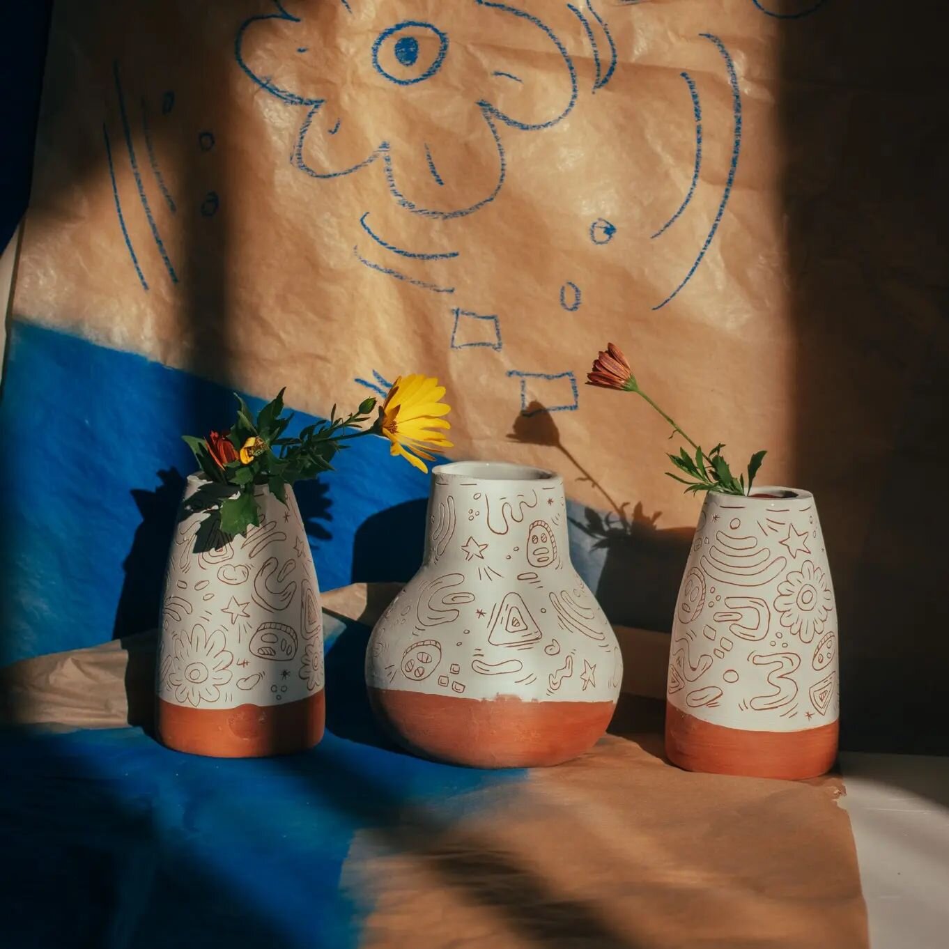 Estos jarrones estaban listos desde inicios de a&ntilde;o, esperando el momento de salir a la luz.

Jarrones en terracota grabados a mano ✍️

#madrigueraworkshop #ceramicsbymadriguera #potterystudio