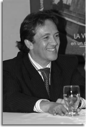 Carlos Gustavo durante el lanzamiento del libro 'La vuelta a Bogotá en un poco más de 500 años', experiencia de narración para jóvenes lectores que EPM Bogotá publicó en diciembre de 2005. 