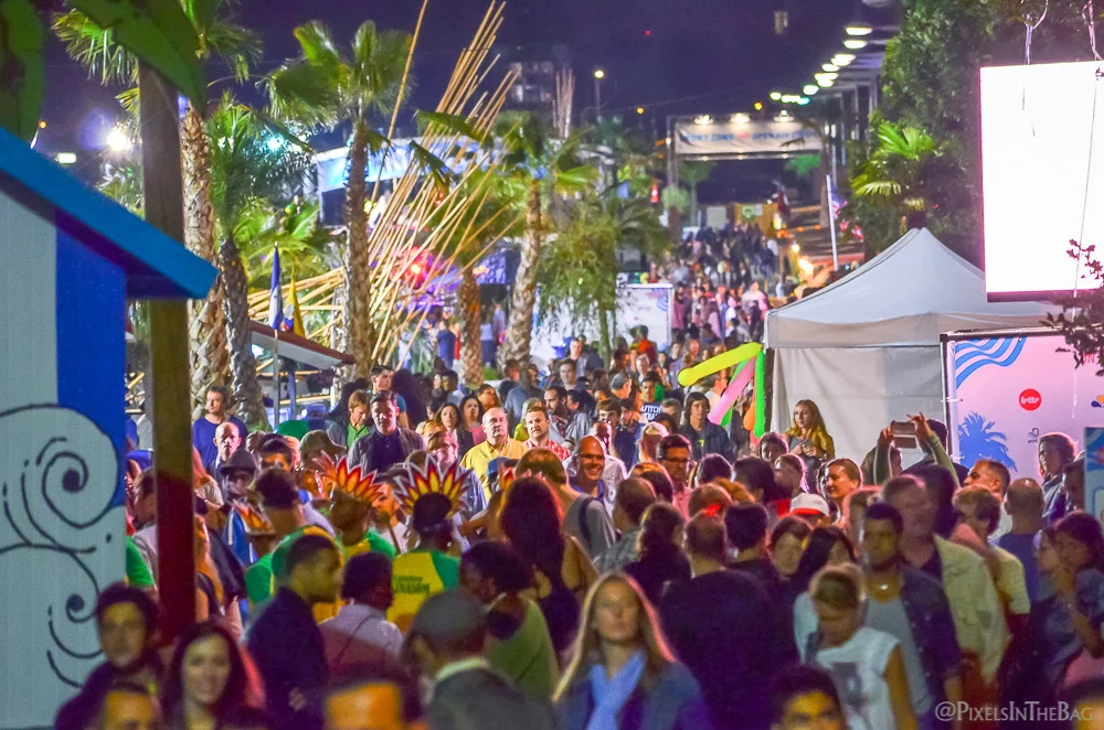 La grande foule lors des festivités nocturnes.