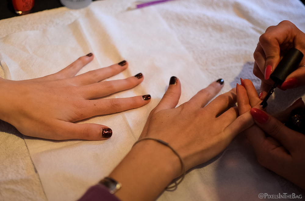 En train d'essayer le vernis à ongles.