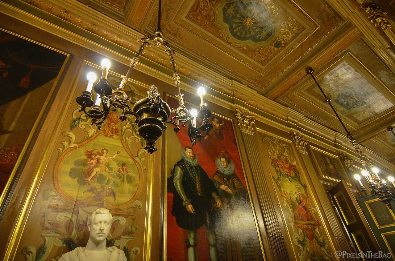 Effets lumière à la nocturne des musées.