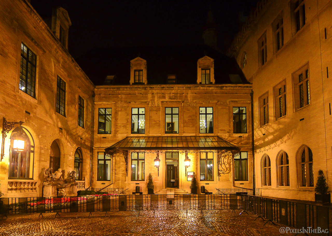 Cours intérieur à l'Hotel de Ville de Bruxelles pendant les Nocturnes des Musées.