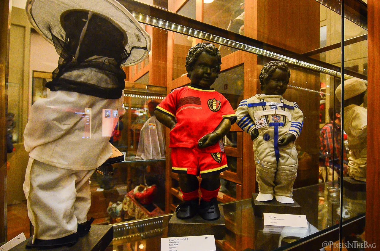 Quelques-uns des costumes du Manneken Pis aux Nocturnes des Musées Bruxellois.
