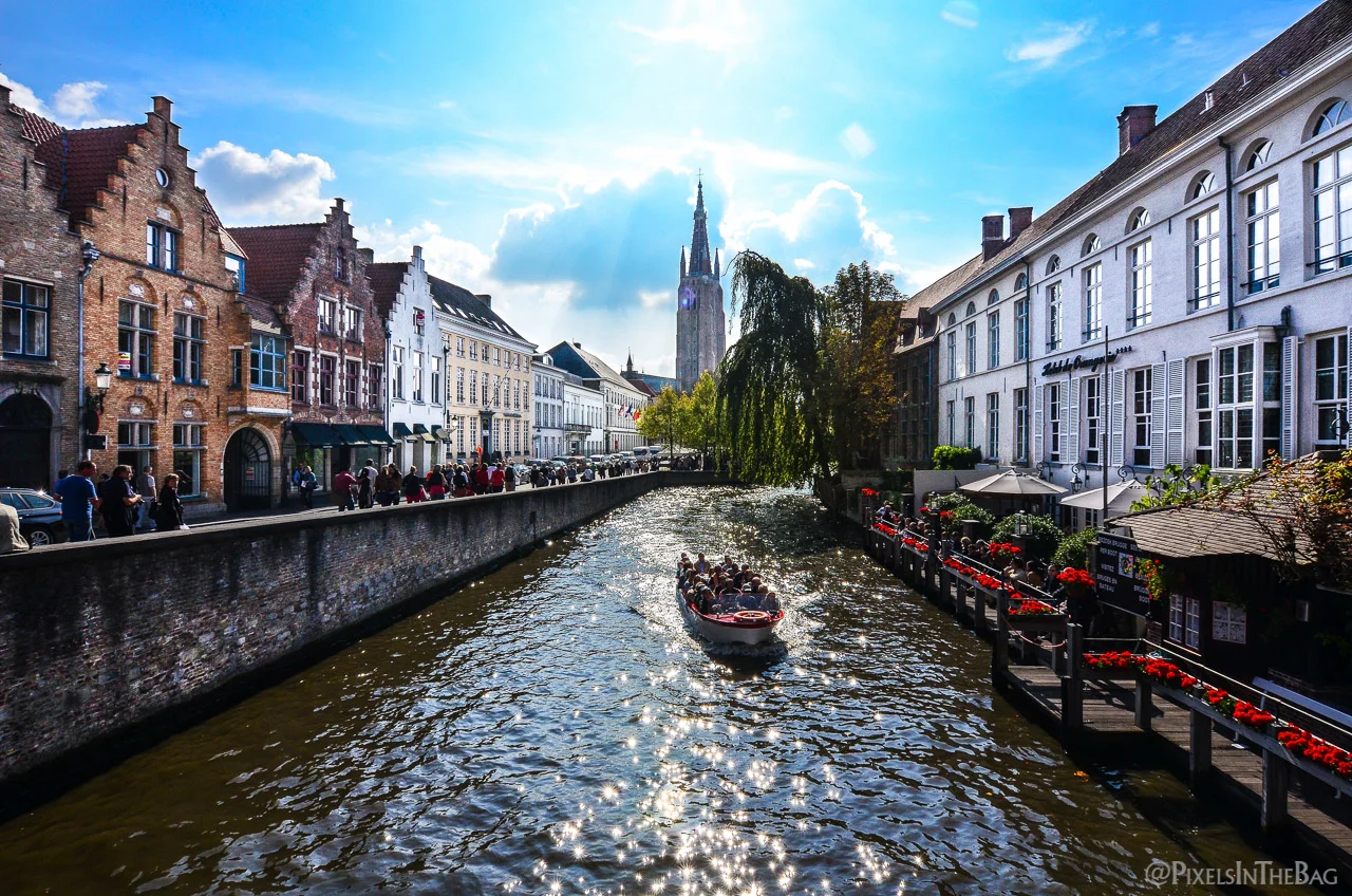 Le soleil brillant sur les canaux de Bruges.