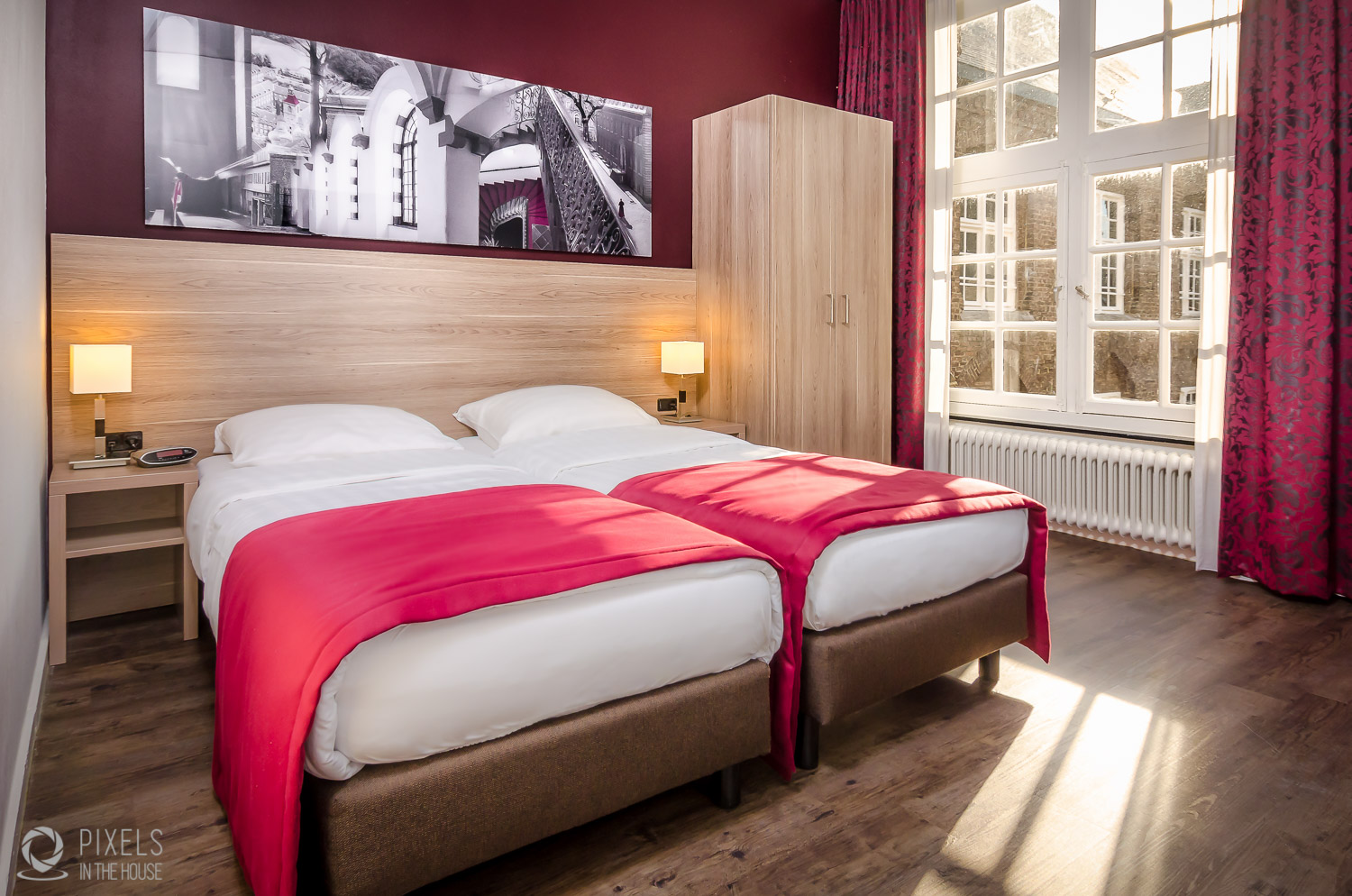 La photo de la splendide chambre a été réalisée en étroite ‘collaboration’ avec notre deuxième aventure photographique, Pixels In The House . ;)