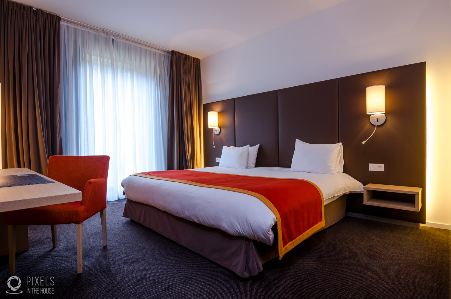 La photo de la splendide chambre a été réalisée en étroite ‘collaboration’ avec notre deuxième aventure photographique, Pixels In The House . ;)