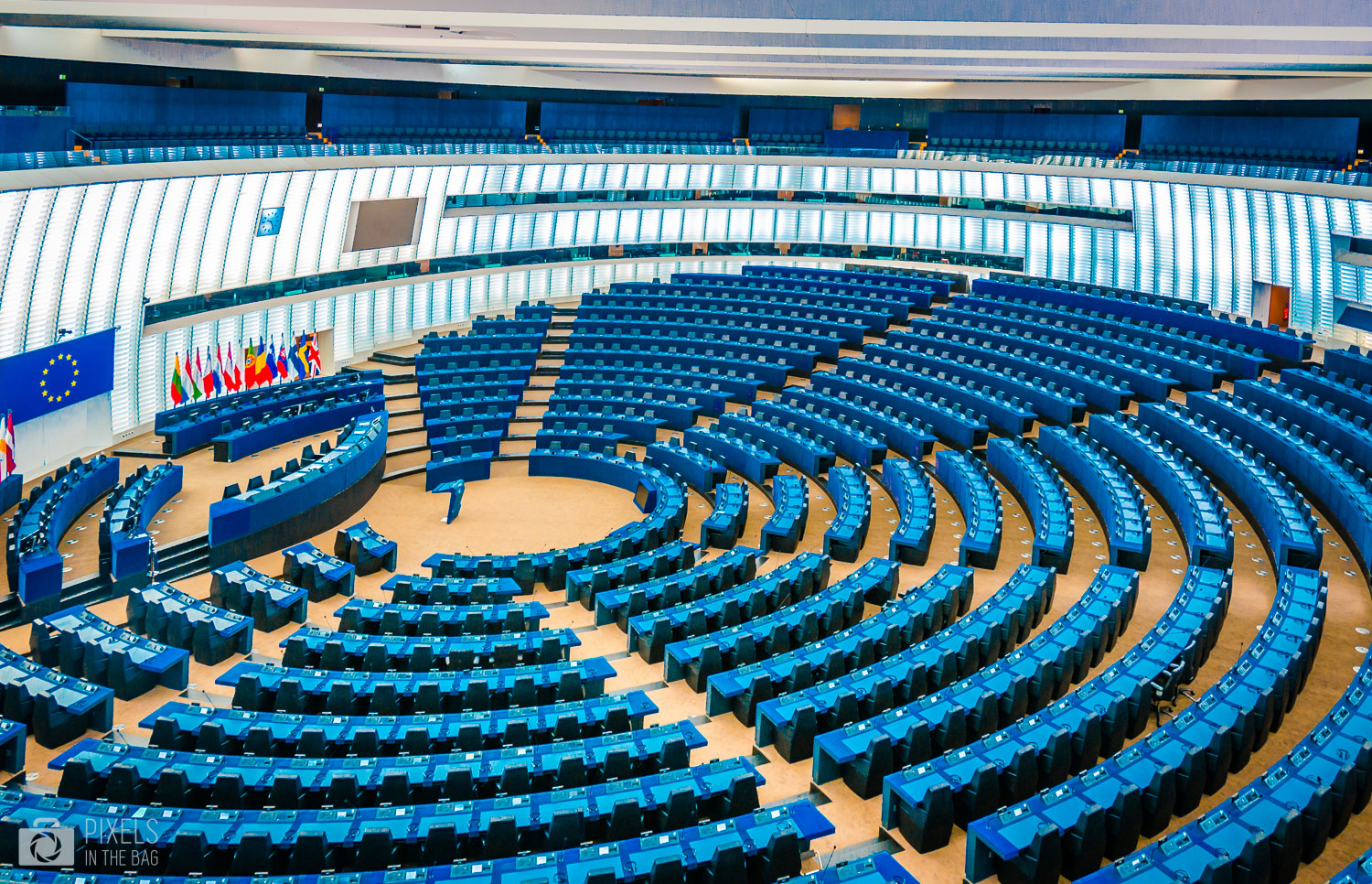 L’hémicycle est ouvert aux citoyens qui peuvent assister aux débats traduits en 24 langues… et parfois même plus.