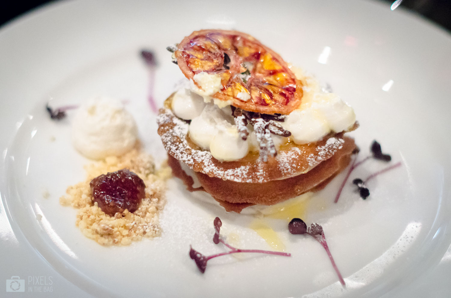 Millefeuilles, crème de mascarpone, fruits des bois et chocolat blanc