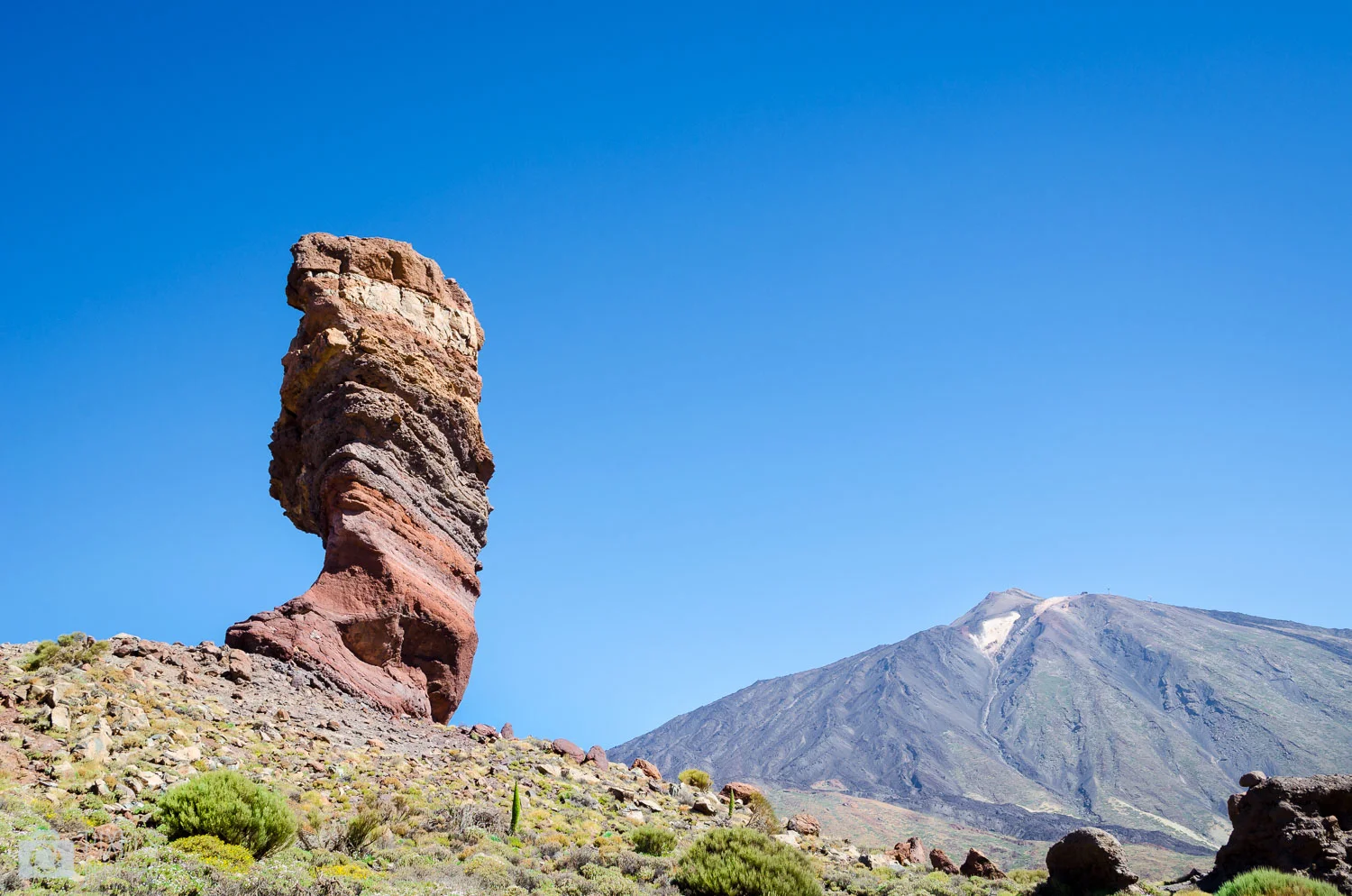 La célèbre formation rocheuse « doigt de Dieu » et le volcan El Teide