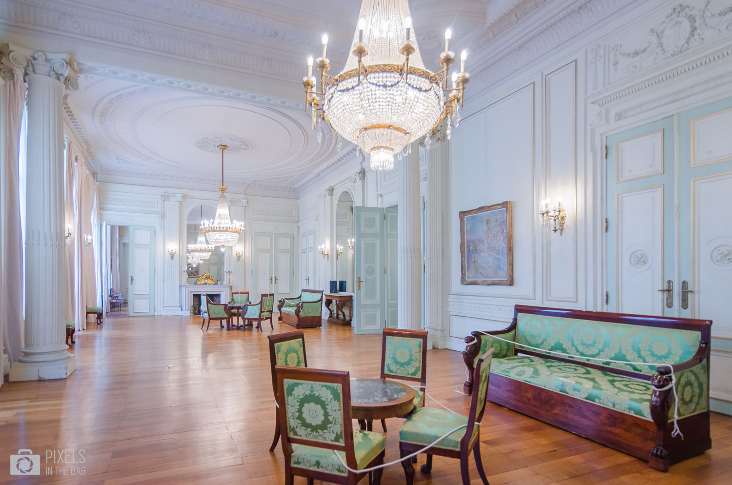 Vers 1855, une partie des salons de l’hôtel de Limminghea été remaniée, comme en témoignent les ornements chiffrés de Léopold II au-dessus des portes à droite de la photo. 