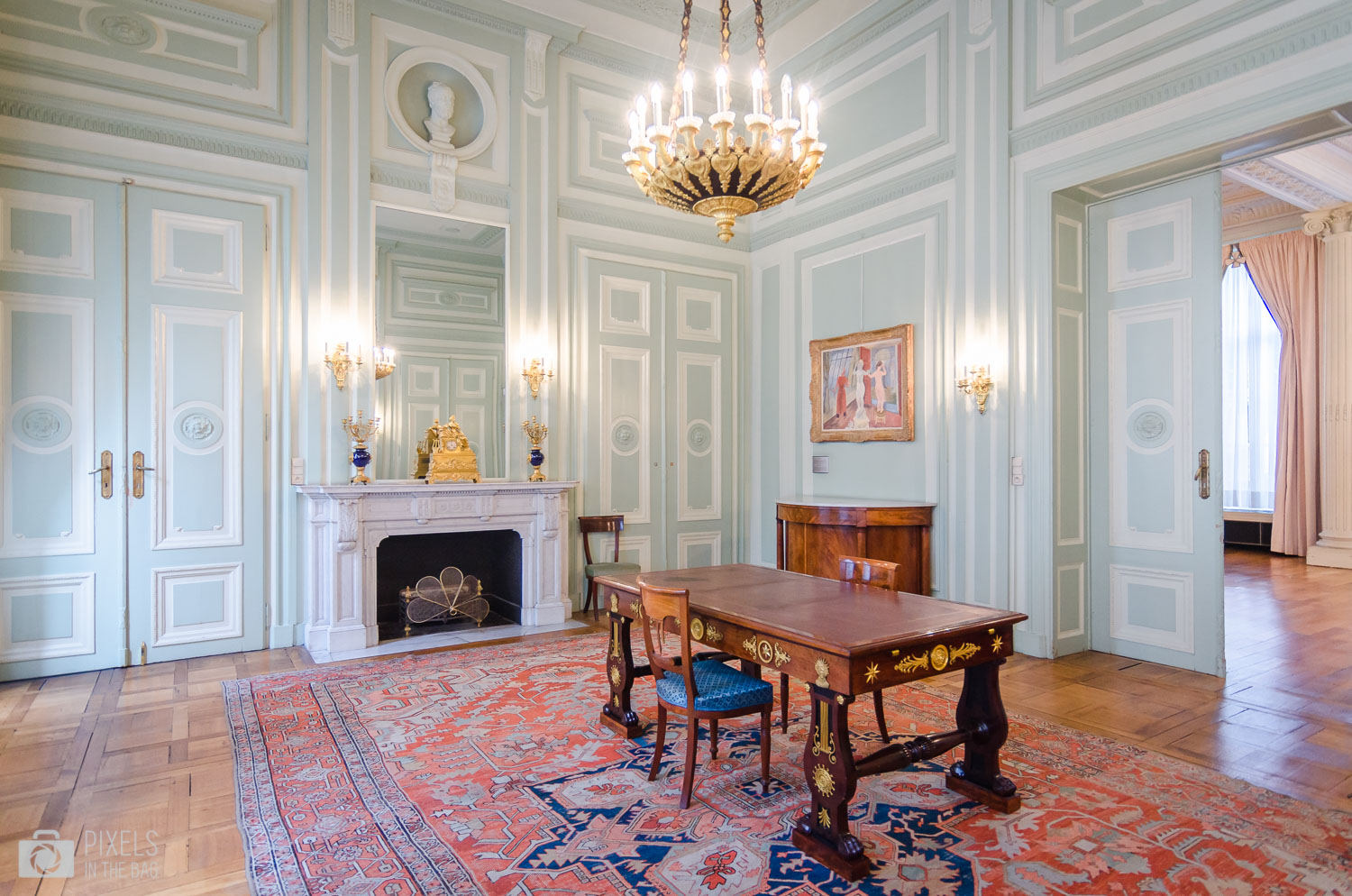Le salon des dames quant à lui accueil une œuvre nommée « la statue qui bouge » d’un prestigieux peintre belge Edgard TYTGAT(1879 – 1957).