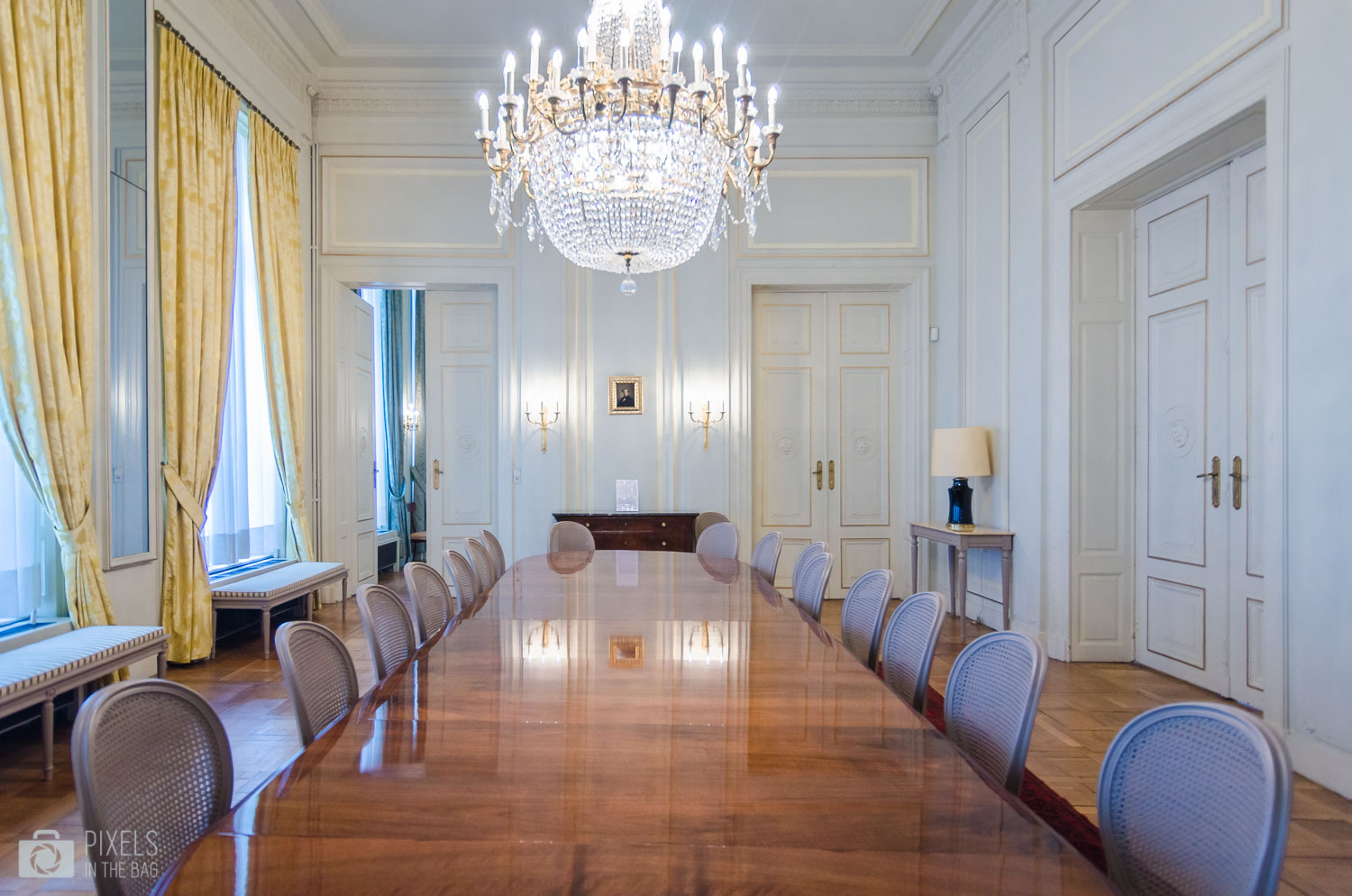 La salle à manger offrant une vue une peinture représentant Charles Liedts, un homme politique belge de tendance libérale. 