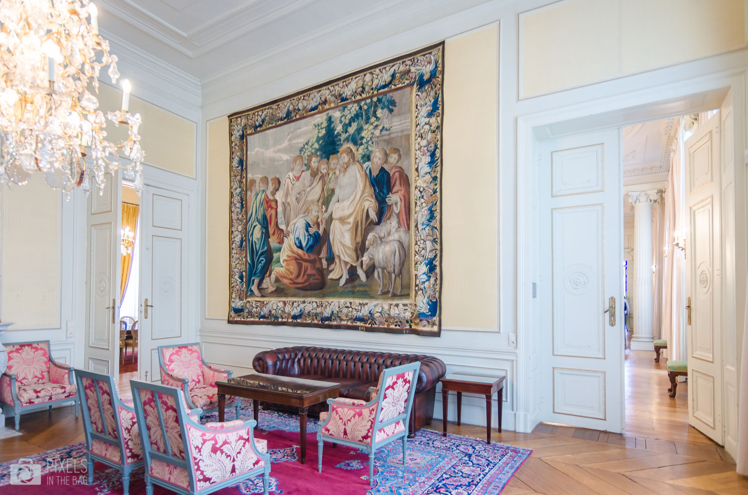 Le salon des hommes (fumoir) et son ancienne tapisserie bruxelloise « La remise des clefs à Saint Pierre » (1655-1680).