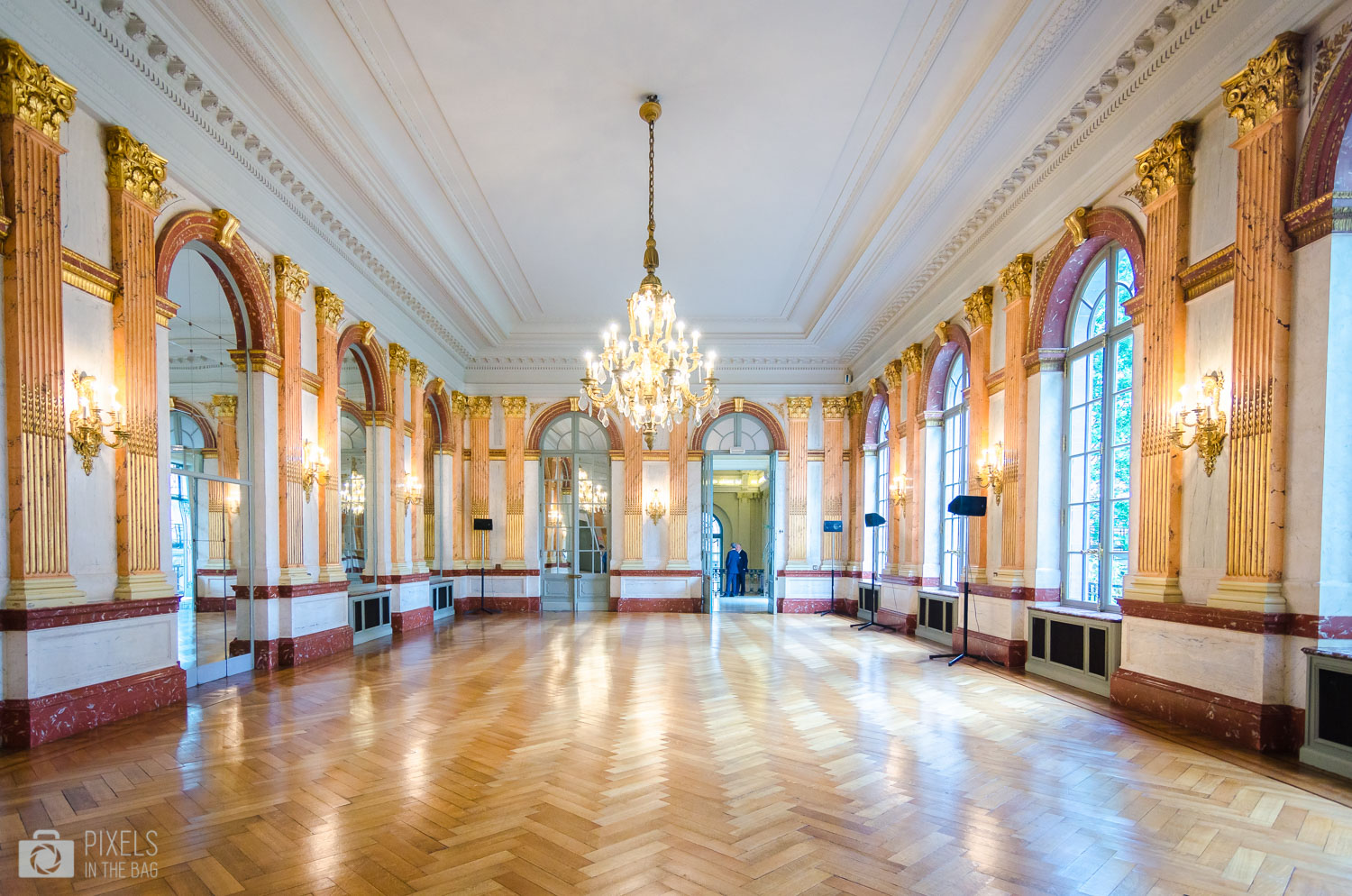 Ornée de multiples glaces et de fenêtres, la salle des glaces offre un spectacle unique de jeux de lumières. Cette pièce communique également avec les salons de l’ancien hôtel.