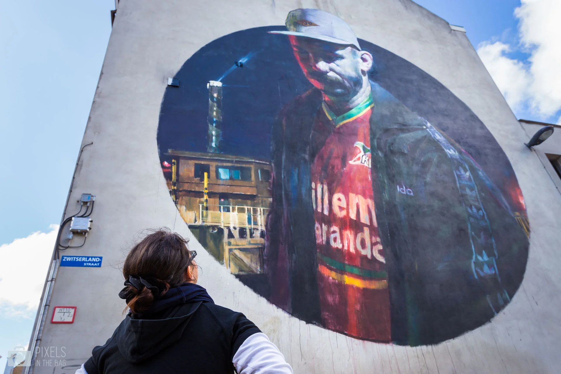 L’œuvre de Sebas Valasco , un artiste espagnol, se situe tout près d’un stade de football l’inspirant ainsi à représenter son ami avec le maillot du club de foot d’Ostende. 