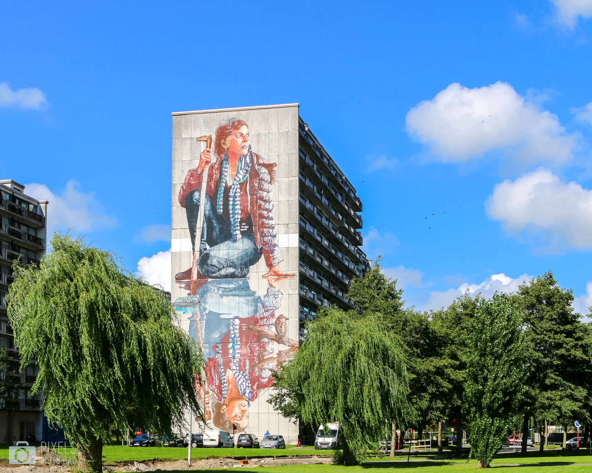 À première vue très réaliste, l’œuvre de Fintan Magee nécessite une attention particulière afin de découvrir tout le surréalisme qu’elle abrite ! Le voyez-vous ?