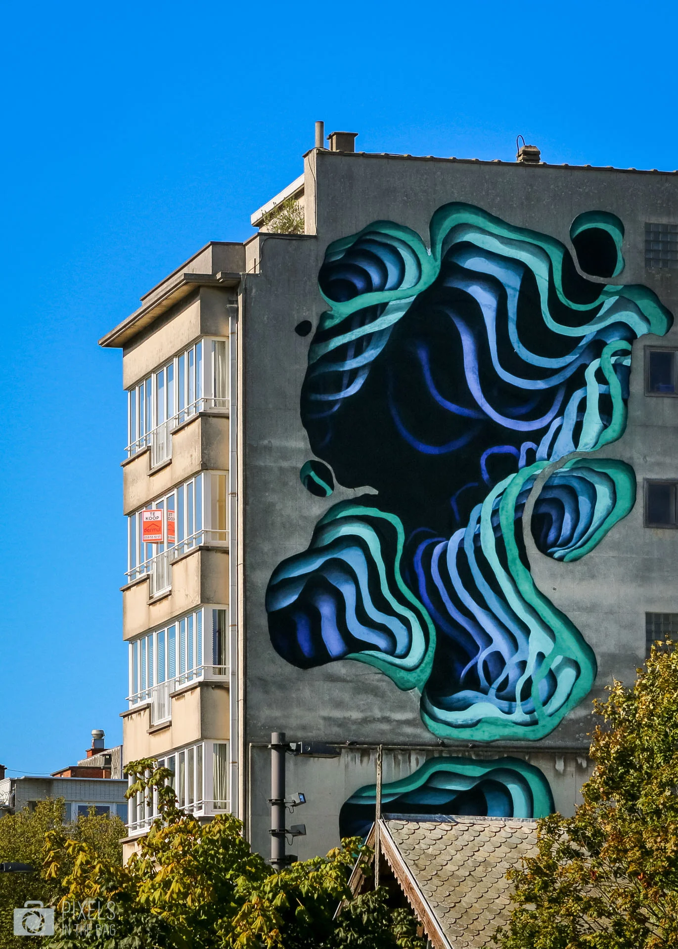 L’artiste 1010 propose quant à lui un portail vers les autres dimensions. D’ailleurs, en voyant l’esquisse de l’œuvre encore sur papier, le concierge de l’immeuble à interpelé son auteur afin de s’en assurer sur la méthode à utiliser. « Il s’agirait d’une peinture, » le rassura l’artiste. 
