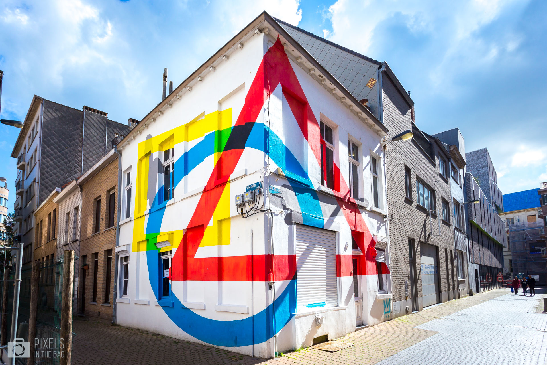 Tout est une question de perspective (et du beau temps), ne seriez-vous pas d’accord avec l’artiste Elian qui selon nous a exécuté une perspective complètement ahurissante !