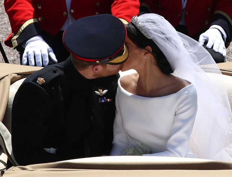 prince-harry-kiss-meghan-1526745695.jpg