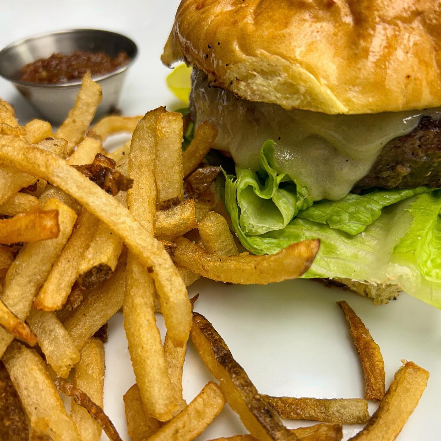 Ruby&rsquo;s Burger
Dry Aged Blend, Farmhouse Cheddar, Bacon Jam, Brioche Bun, Pommes Frites

45 Purchase Street Rye, NY 10580
914 921 4166

#foodie #westchestereats #914eats #914food #westchesternyeats #burger #cheeseburger