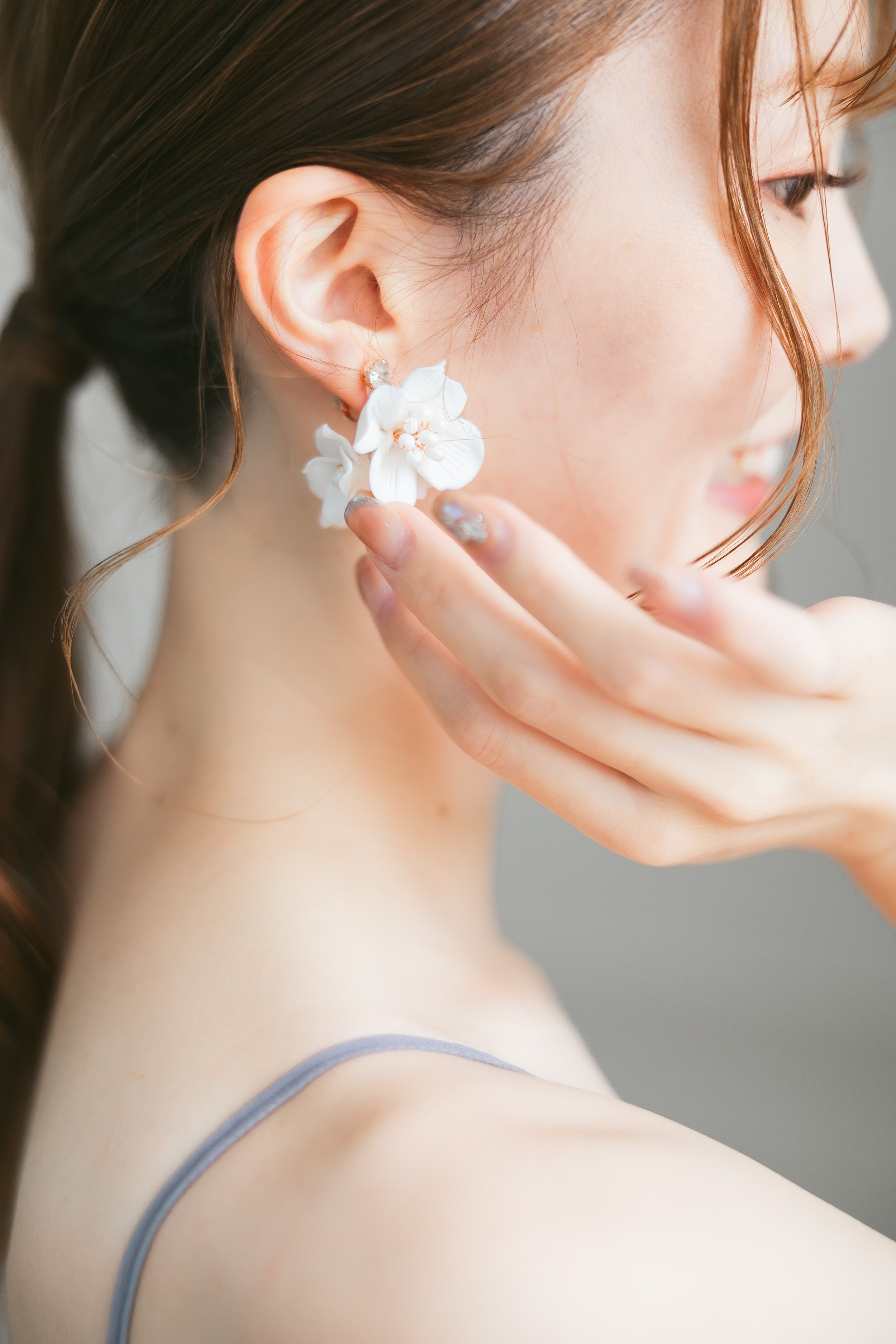 WHITE FLOWER DROP earring