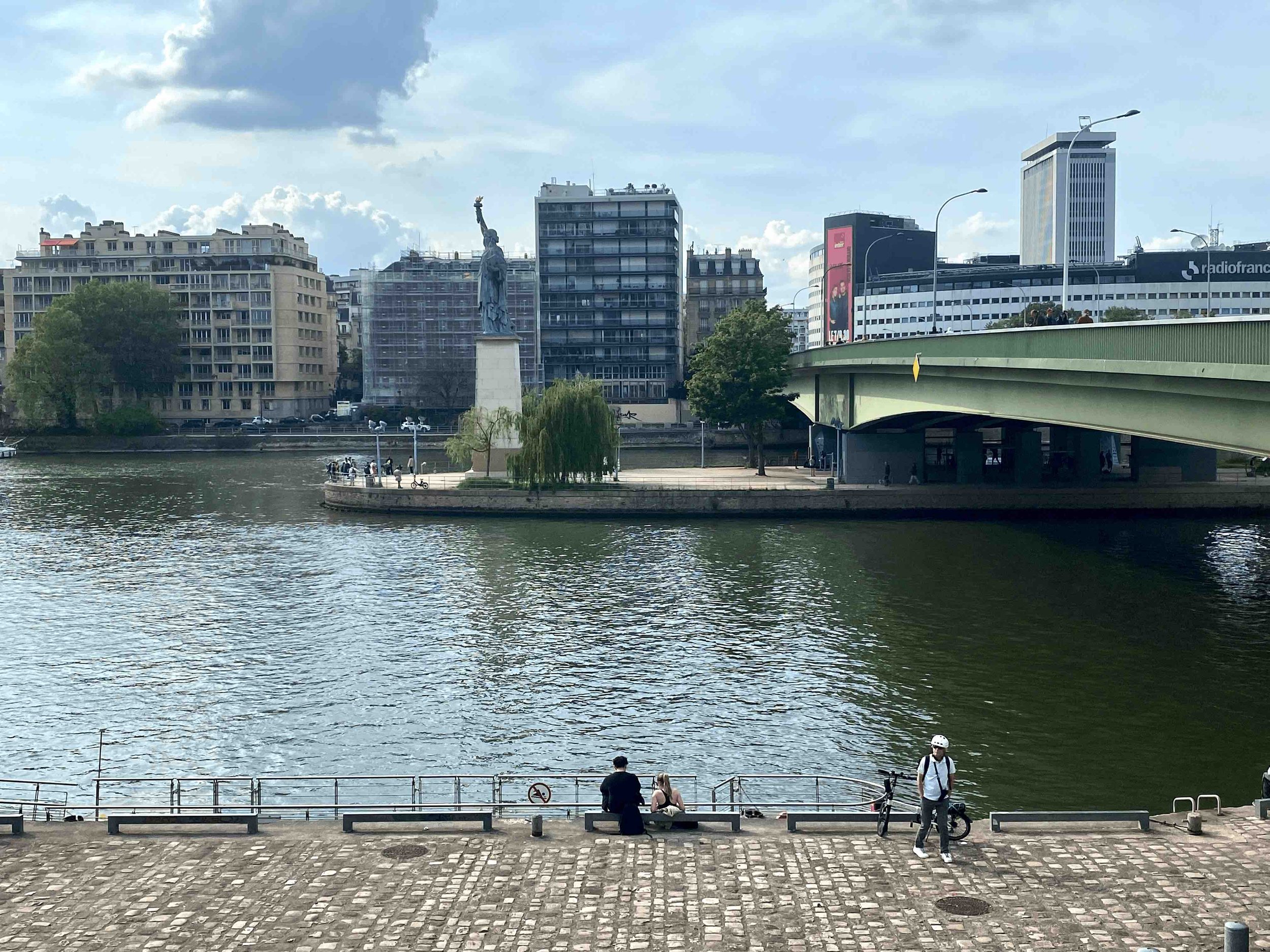  The Port Javel riverfront walkway provides a direct view of the 22-meter-high replica of the Statue of Liberty in France, situated on Île aux Cygnes, a small man-made island in the River Seine directly connected by the Pont de Grenelle bridge. This 
