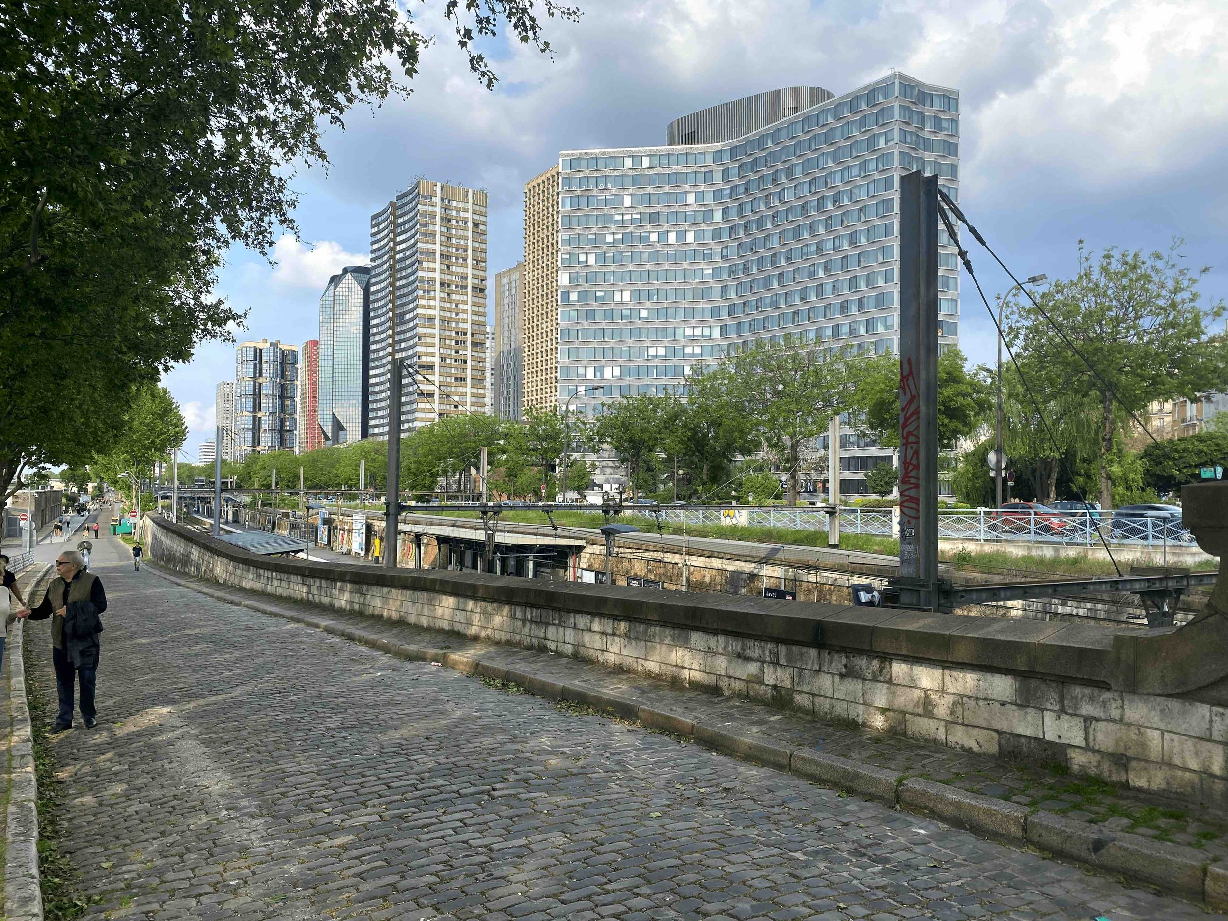  The cycling and activity path, adjacent to the RER, offers a vista of the building blocks that once were the hub of industrial activity, like the Citroën factory. Over several centuries, these edifices have given way to a modern skyline showcasing a
