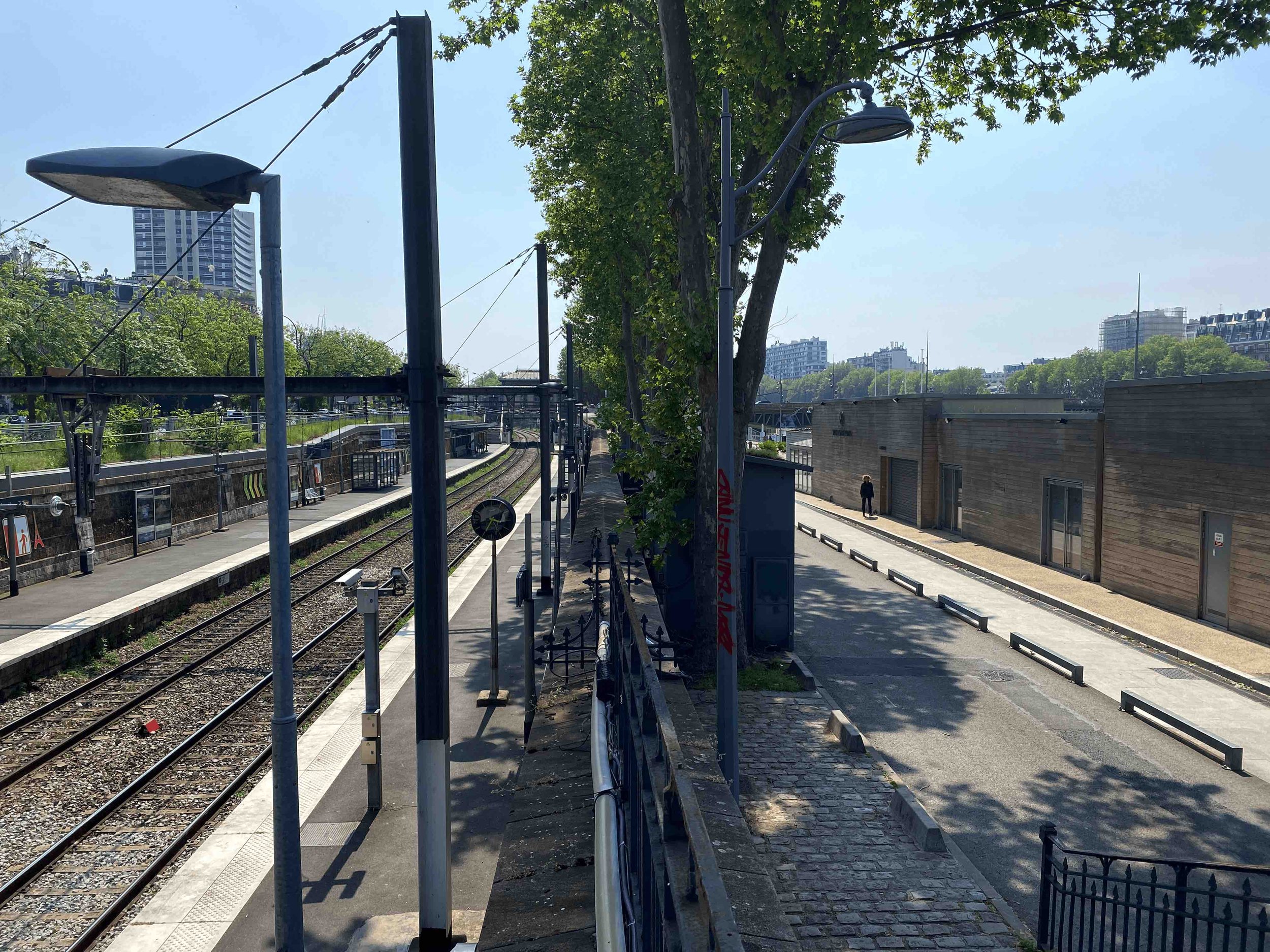  Despite the RER's position as a physical barrier between the 15th arrondissement's street movement and the riverfront, accessibility is assured through various well-designed infrastructures. Vehicular bridges with broad walkways on the sides, and pe