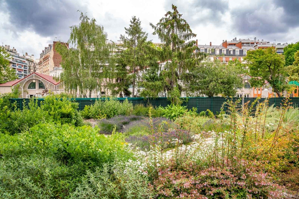   The former  Abattoir  in Vaugirard (Vaugirard slaughterhouses), a stark reminder of the district's gritty past, has been repurposed into the verdant Georges-Brassens park, offering residents and visitors a tranquil respite in the heart of the city’