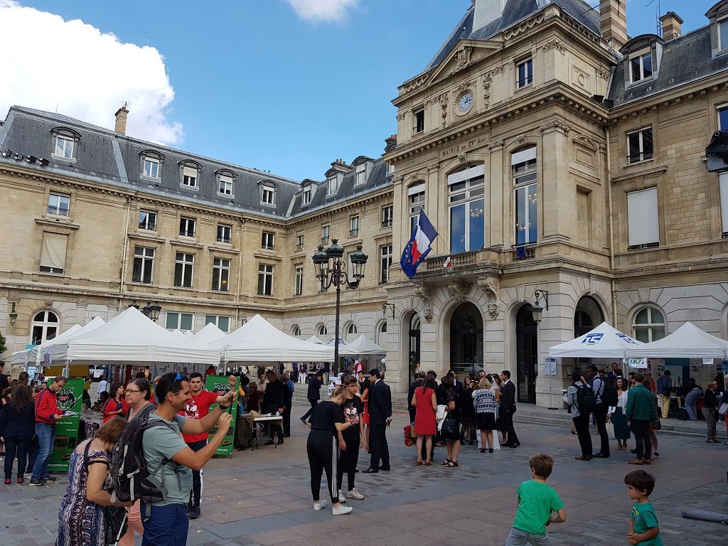  The 15th arrondissement's city hall grounds have become a vibrant venue, hosting various cultural events throughout the year. This transformation highlights the district's commitment to promoting arts and culture. 