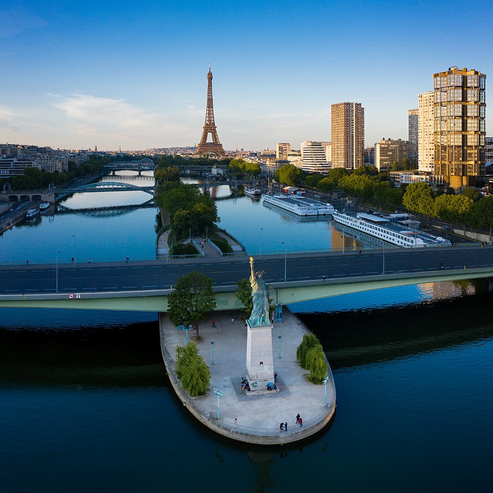 Île aux Cygnes, transitioning from its humble beginnings, has become an emblematic public space. Retaining its lush greenery and replica of the Statue of Liberty, it now serves as a versatile promenade, bridging the 15th and 16th arrondissements. Ac