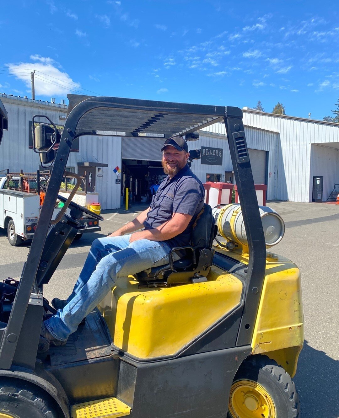 Some people drive a Ford 🚗⁠
⁠
Jason drives a forklift 🤠⁠
⁠
⁠
#alley6 #alley6craftdistillery #craftdistillery #distillery #craftdistilling #craftspirit #craftspirits #healdsburgdistillery⁠
#healdsburglife #sonomawinecountry #whiskeyinwinecountry #tr