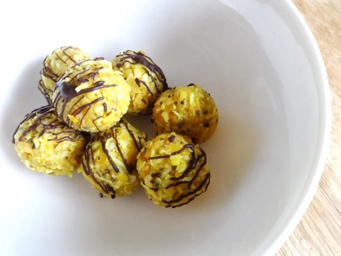 Cashew Lemon Protein Bites: toasted cashews, shredded coconut, healing turmeric, energizing bee pollen, lemon zest, fresh lemon juice, chia seeds, coconut oil & clean vegan protein powder (yellow pea protein isolate, organic hemp protein concentrate, sacha inchi protein, organic sunflower protein, xanthan gum, natural & organic vanilla flavours, stevia leaf extract) drizzled with antioxidant packed dark chocolate. 