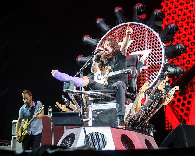 Grohl made us watch a dumb video on how he created this throne. Image per FastCoCreate .