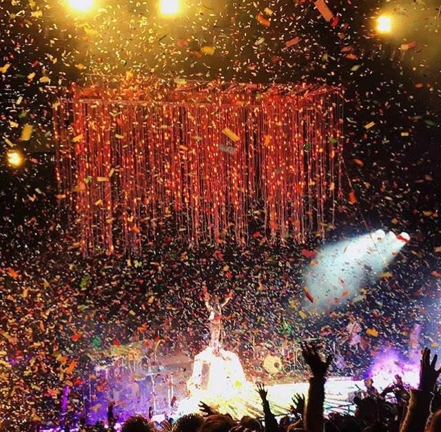 Confetti-boom glory. Photo per Addy James.