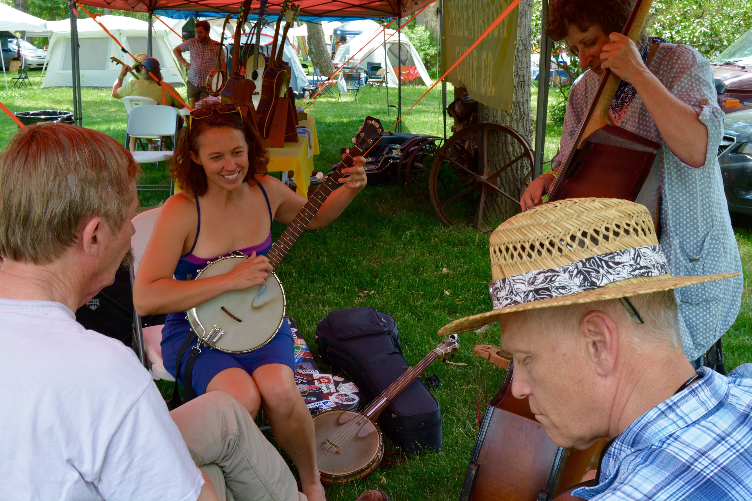 A jam at the CROMA 2017 merch table.