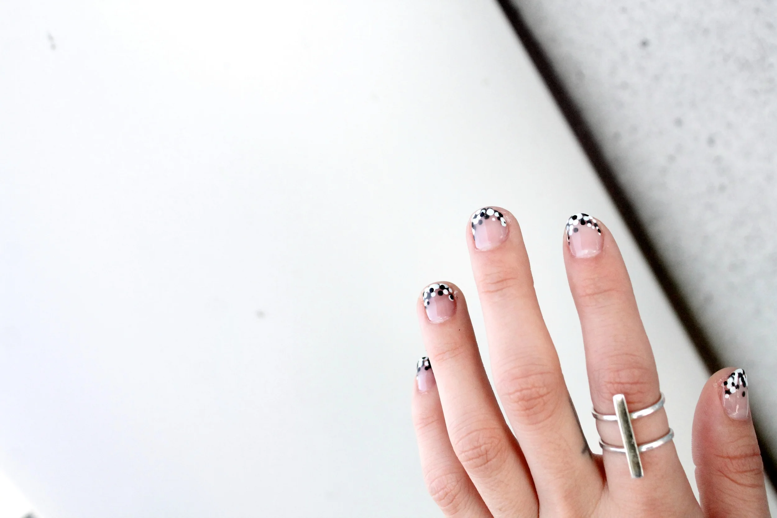 NAILS . ESSENCE . THE GEL POLISH DOTTICURE