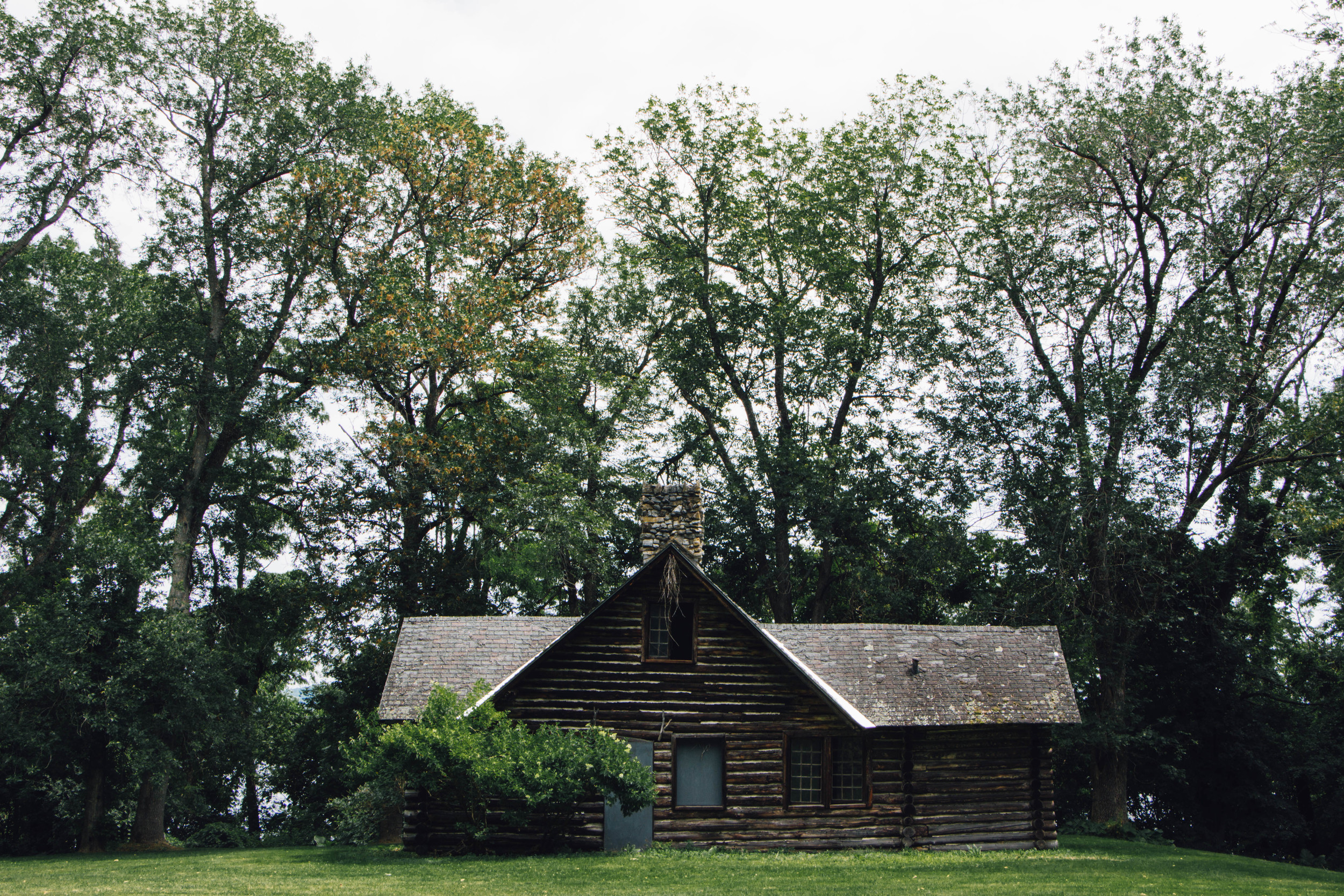 Abandoned cabin in King's Garden at Fort Ticonderoga, 2015