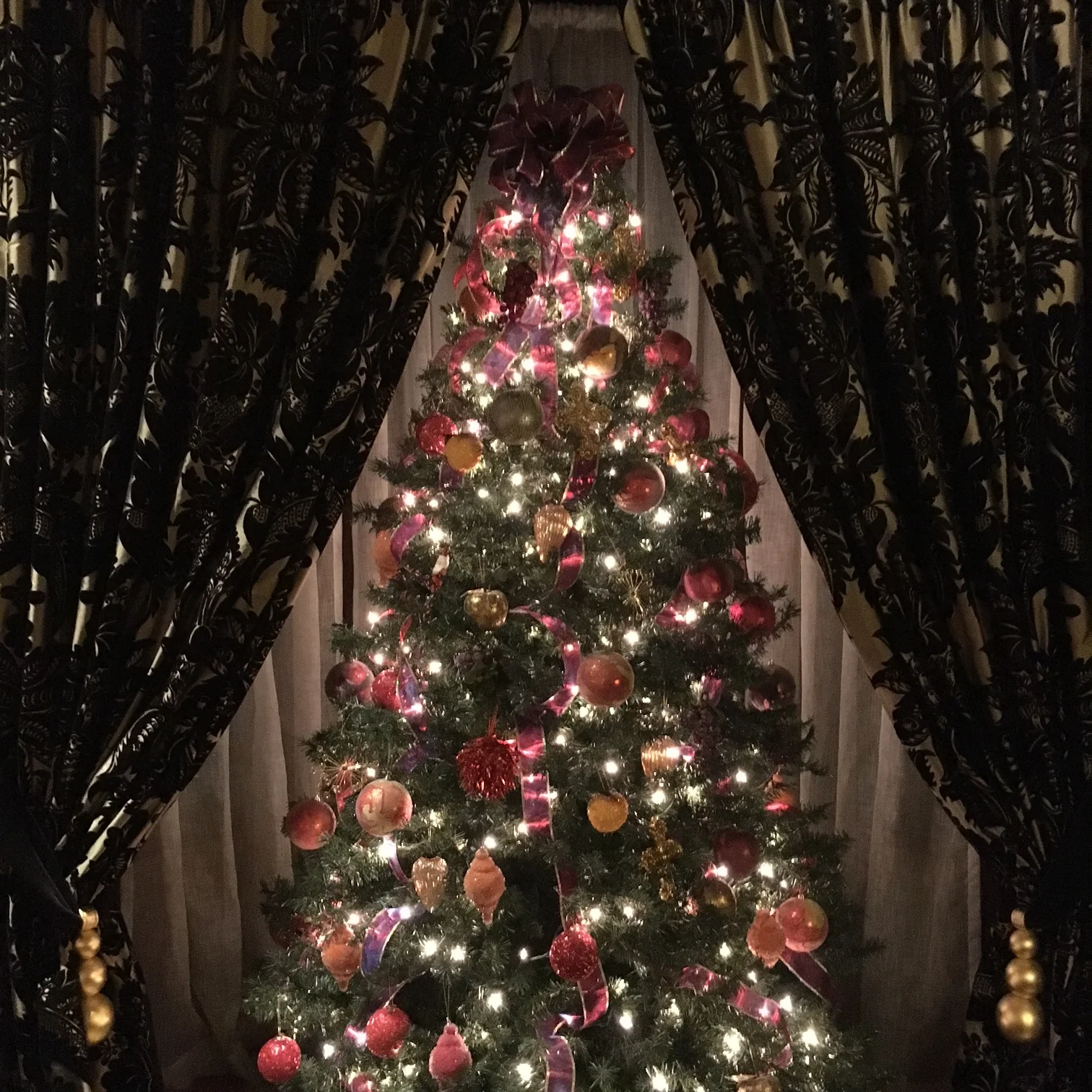 How to Wow - Decorate Your Home Like a Hotel for Christmas